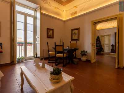 Accediamo ora all�appartamento recentemente restaurato. Il piano si compone di diversi ambienti, con pavimento in cotto e volte a schifo, che conservano eleganti decorazioni a tempera, raffinati mobili e numerosi oggetti testimoni della secolare vita del palazzo